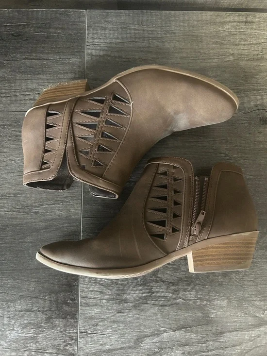 Women's Tan Side-Cut Ankle Boots - Picture 7 of 8